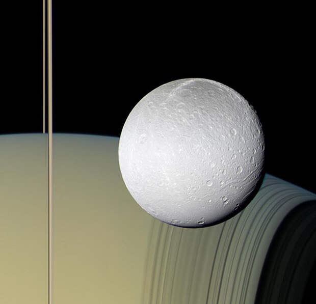 Сатурн, его кольца и естественный спутник Диона