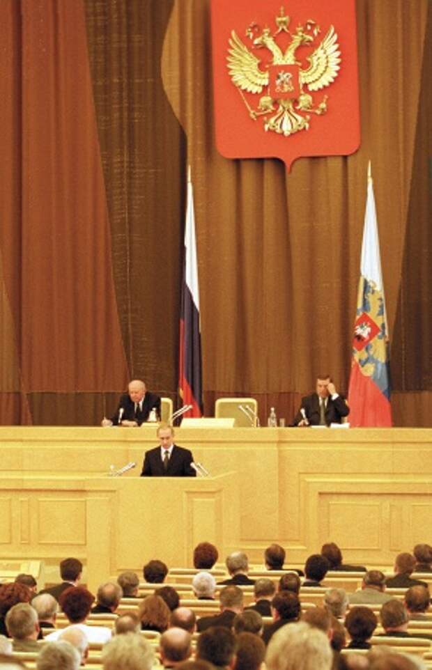 Спустя год главой государства были поставлены задачи разграничить полномочия между центром и регионами, провести судебную и административную реформы, модернизировать пенсионное и трудовое законодательство. На фото: 3 апреля 2001 года