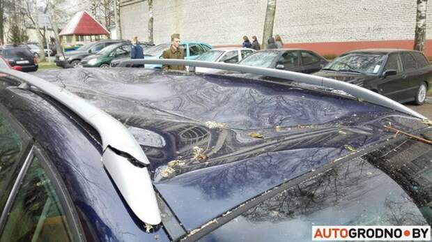 В Бресте кирпичная стена упала на припаркованные автомобили Брест, авто, беларусь, ветер, ураган