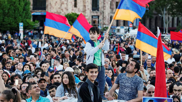 В центре Еревана прошло шествие сторонников российского бизнесмена Карапетяна