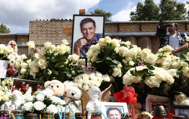 Вдова Юрия Шатунова запретила превращать могилу певца в «захламленную свалку»