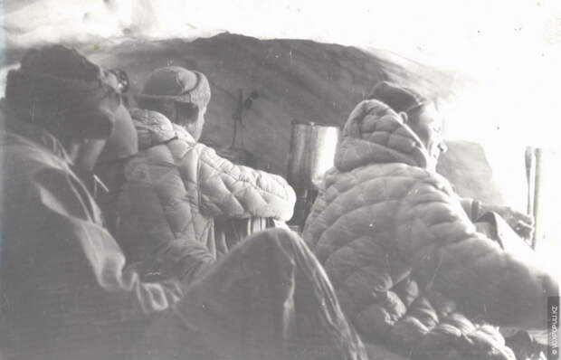 Завтрак на примусах в пещере. Пик Победы. 1956 год. На 6930 м нашли две разорванные палатки...