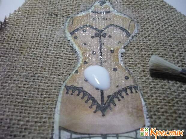 Приклеиваем салфетку к мешковине