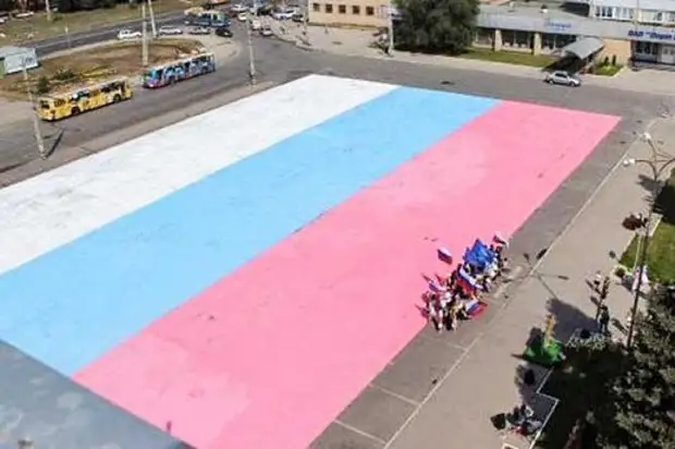 В 2014 году в Тольятти нарисовали огромный флаг россия, флаг, флаг России
