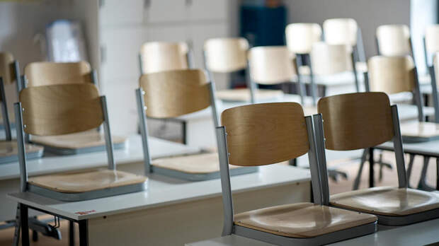 Родительницу оштрафовали за показ среднего пальца директору школы