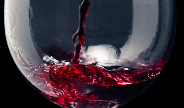 Красное вино Стакан вина поможет вам расслабиться, но он, также, способен усугубить аллергию. Алкоголь является судорасширяющим препаратом — что может спровоцировать насморк и постоянную заложенность носа. Вообще, правило справедливо для любой выпивки, но именно от красного вина стоит воздержаться в принципе. Здесь содержаться сульфиты, вызывающие аллергенную реакцию у большинства подверженных этой проблеме людей.