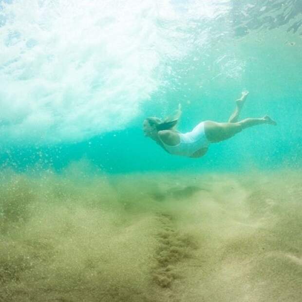 Гавайская серфингистка с откушенной рукой продолжает покорять волны