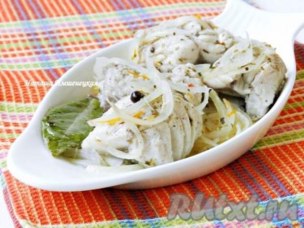 Вкусная маринованная скумбрия с луком готова.