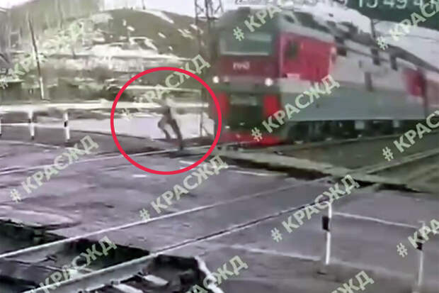 В Красноярске мужчина чудом не попал под поезд, перебежав рельсы перед ним