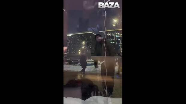 Москвич оставил двухлетнего сына спать на улице, а сам пошёл в кафе. Прохожие вызвали полицию, но мужчина с ребёнком скрылся.