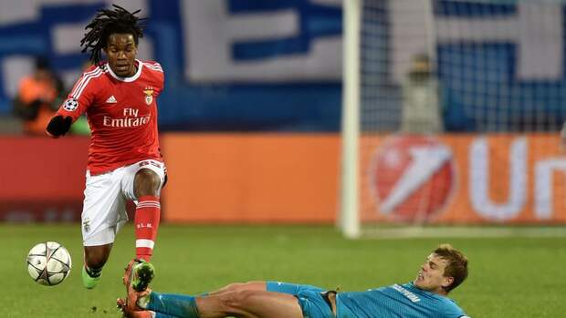 Среда. Санкт-Петербург. "Зенит" - "Бенфика" - 1:2. Александр КОКОРИН в борьбе с Ренату САНЧЕШОМ. Фото AFP