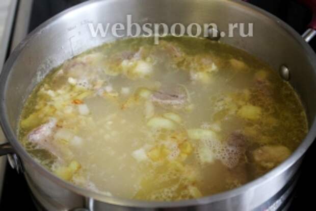 Ввести в кулеш луковую заправку.
