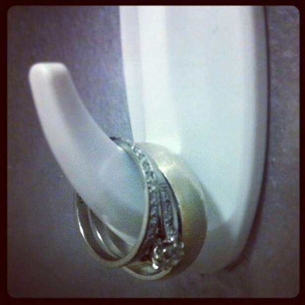 хранение колец на крючке в ванной
