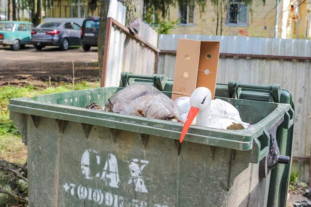 Картинки по запросу В Кемерове владельца Mazda за неправильную парковку наказали мусорными баками