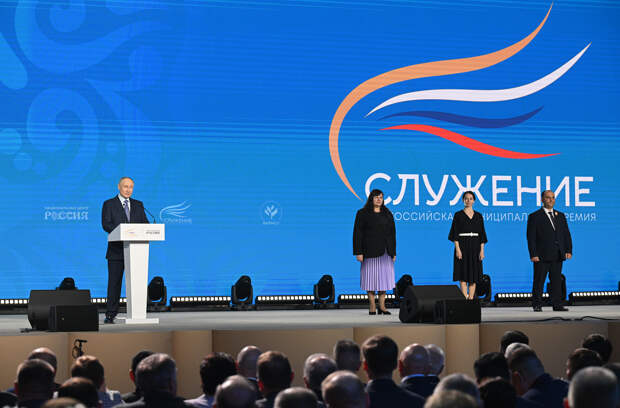 Путин в Наццентре «Россия» наградил победителя премии «Служение»