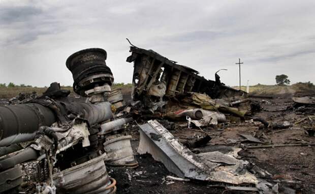 Место крушения малайзийского самолета Boeing 777 около села Грабово, 18 июля 2014 г. (Фото: Александр Ермоченко / Zuma / Global Look Press)