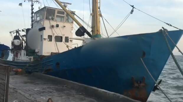 Штраф и конфискация: российские пограничники задержали украинское судно с браконьерами