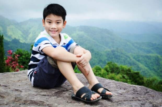 Китайский мальчик на фоне гор