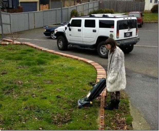 Женщина вышла пропылесосить газон.