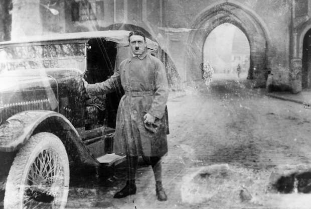 4. Гитлер 20 декабря 1924 года, сразу после выхода из Ландсбергской тюрьмы, куда он был посажен за организацию «пивного путча». 4. Гитлер 20 декабря 1924 года, сразу после выхода из Ландсбергской тюрьмы, куда он был посажен за организацию «пивного путча». интересное, исторические фото, история, фото