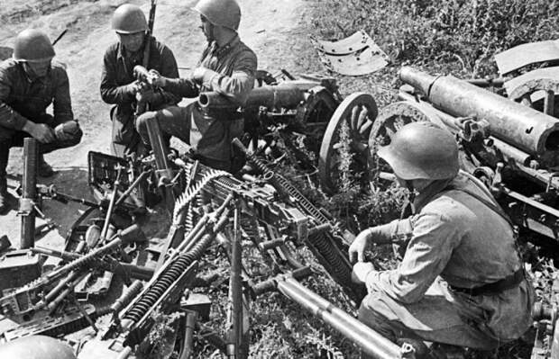 Советские солдаты тоже собирали каски немцев, но отправляли их на переплавку. /Фото: wholeworldmen.ru.