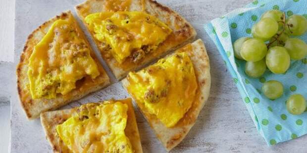 Пицца с яйцами и колбасой Пицца с яйцами и колбасой