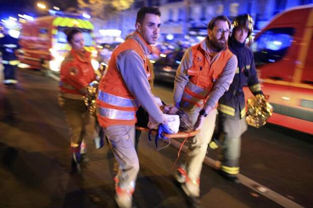 Эвакуация пострадавших у концертного зала Bataclan