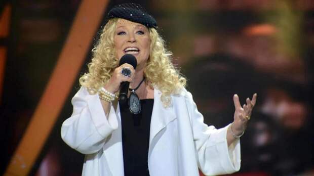 С трудом идущую Аллу Пугачёву заметили на Кипре: видео