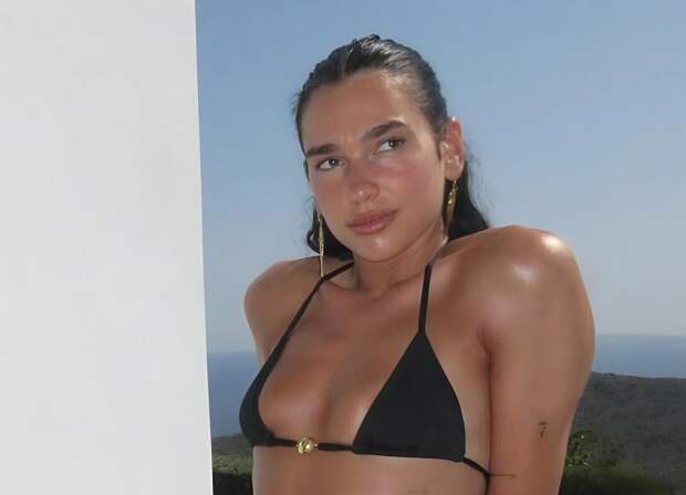 Отмечающая 30-летие Дуа Липа показала фигуру в просвечивающей юбке