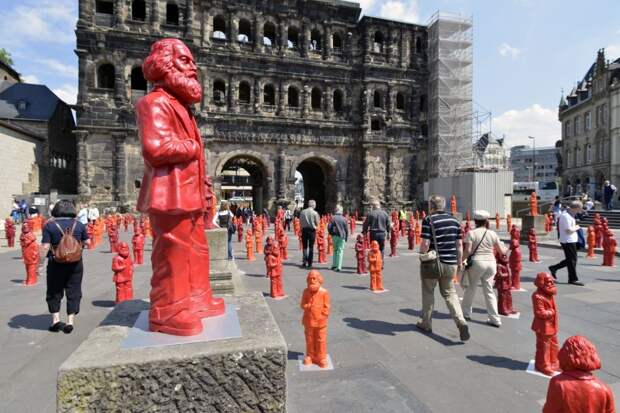 5 мая 2013 года на родине Маркса в Трире. В инсталляции Отмана Херла - 500 красных статуэток автора "Капитала". / Getty Images