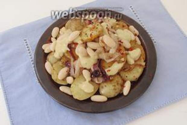 Польём картофель с фасолью соусом. Блюдо готово.