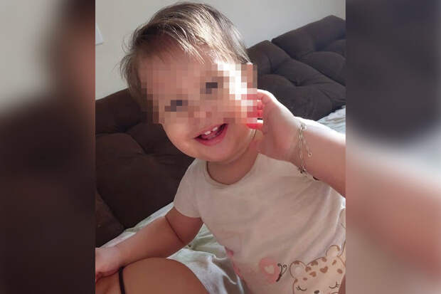 В Британии девочка подавилась клубникой и оказалась в реанимации