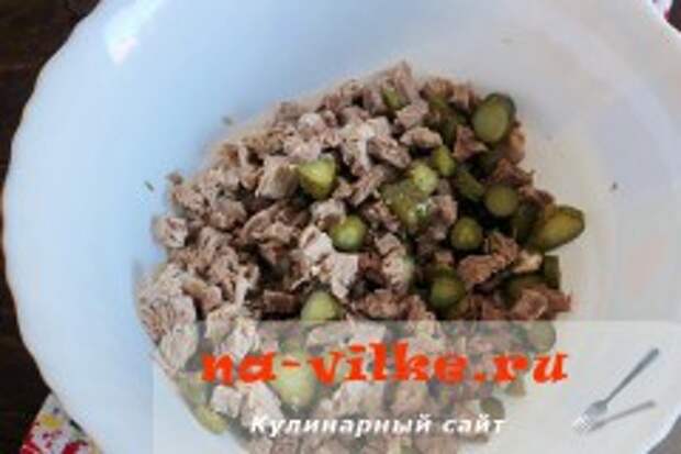 Мясной салат с фасолью и кукурузой