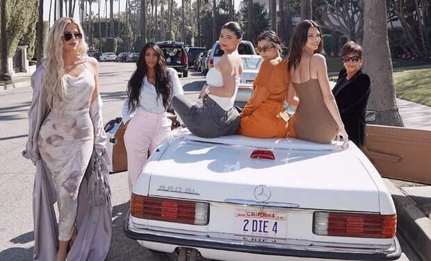 Ким Кардашьян с сестрами довели Крис Дженнер до слез в день рождения, устроив сюрприз: видео