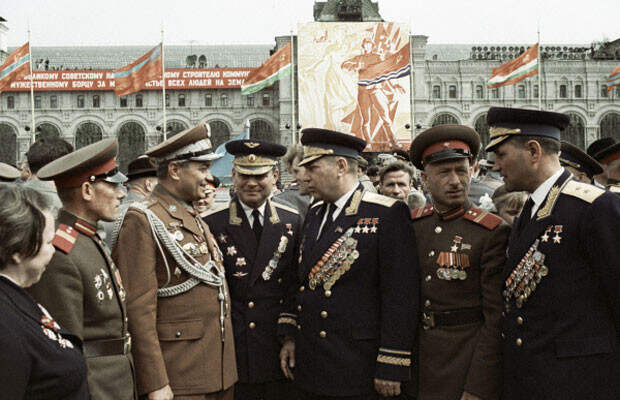 Александр Покрышкин (в центре) беседует с ветеранами ВОВ, 9 мая 1965 года. вов, герой, покрышкин