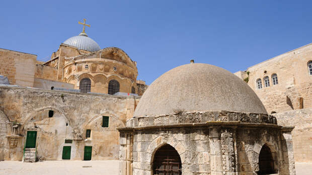 Благодатный огонь сошёл в храме Гроба Господня в Иерусалиме