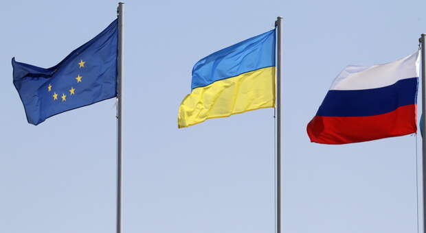 Flags of the European Union (L-R), Ukraine and Russia fly during the arrivals of leaders and delegations at an airport outside Minsk August 26, 2014. Russia and Ukraine said last Tuesday their presidents would meet together with top European Union officials in Belarus's capital of Minsk on August 26 to discuss their confrontation over Ukraine which has plunged relations to an all-time low. REUTERS/Vasily Fedosenko (BELARUS - Tags: POLITICS)