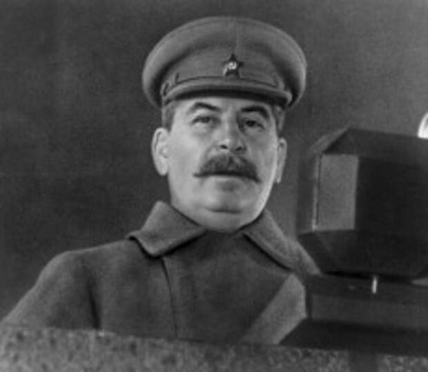 7 ноября 1941 года. Обращение Иосифа Сталина слушала Красная площадь и вся страна. Фото: Юровский/ РИА Новости ria.ru