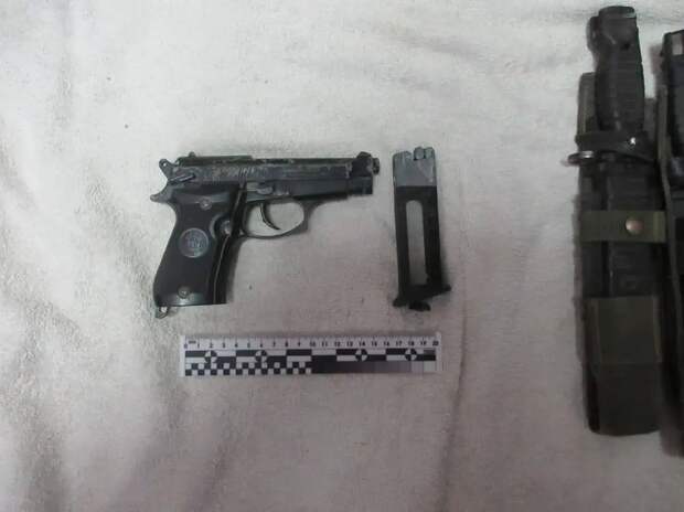 Взрывная крымчанка: у домохозяйки из Джанкоя нашли пистолет, штык-ножи и гексоген