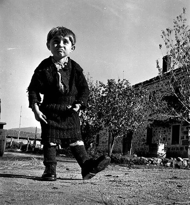 Греция, 1948 год - Мальчик в только что подаренных ему ботинках<