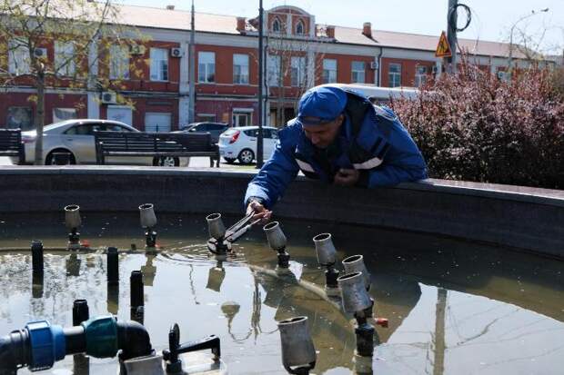 Астраханские фонтаны готовят к пробуждению