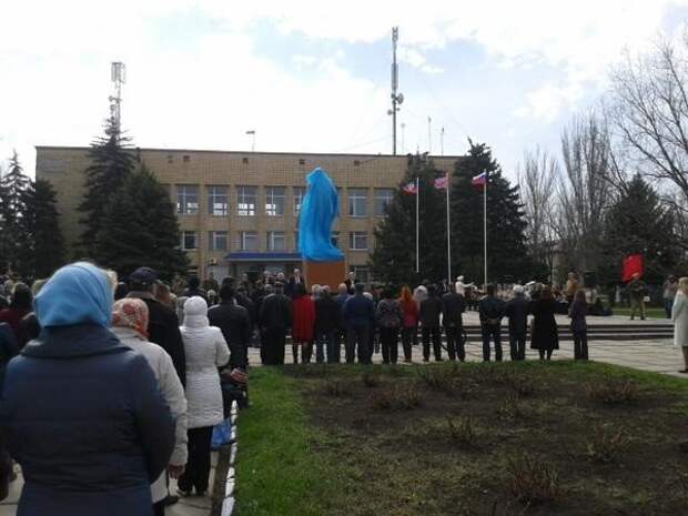 Ополченцы восстановили памятник Ленину в Новоазовске
