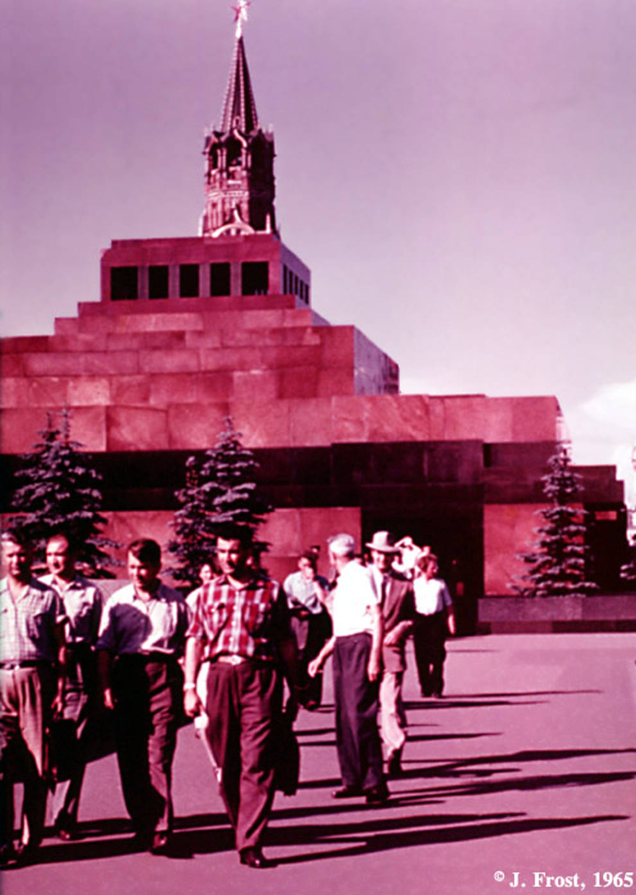 1965. Москва. Посетители покидают Мавзолей Ленина на Красной площади 1965. Москва. Посетители покидают Мавзолей Ленина на Красной площади