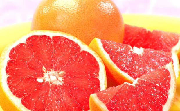 Грейпфрут Очищать грейпфрут — большая ошибка. Именно во внутренних перепонках (невкусных и горьких), содержится странная штуковина — флавоноид нарингин, который отвечает за жиросжигание. Помимо прочих плюсов, грейпфрут обладает и желчегонным эффектом. Мы рекомендуем добавлять половинку грейпфрута к каждому завтраку: так вы сможете заметить результат уже через месяц.