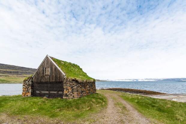 Исландский каменный дом с травяной крышей зелёные крыши, экологичный дом