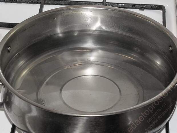 Налить в нижнее отделение мантоварки воды и довести до кипения. пошаговое фото этапа приготовления блюда манты