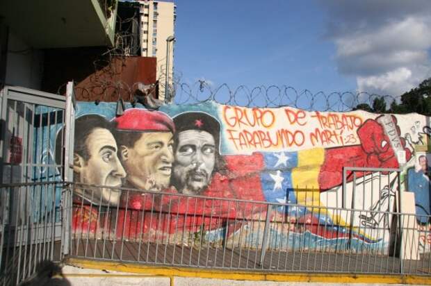 изображение в центре Каракаса показывает Чавес рядом с Симоном Боливаром и  революционером Эрнесто Че Геварой