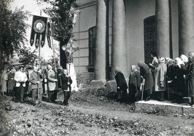 Торжественное церковное шествие с большим крестом вокруг и возле храма на пасхальные заутрени. СССР, 1960-е годы.