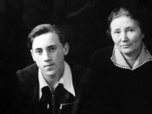 Владимир Высоцкий с учительницей в 9«в» классе московской школы № 165, 1954 год