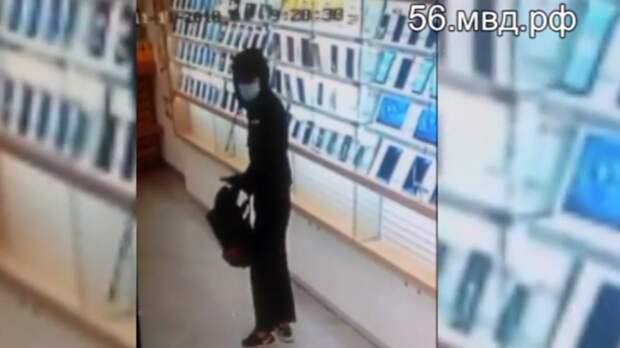 Неизвестный в медицинской маске украл 12 iPhone в Оренбурге